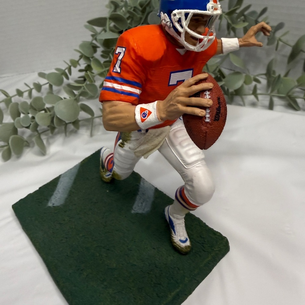American Football Figurine — Elway and Delhomme (6–9 in) used, Action Figures - Picture 9 of 10